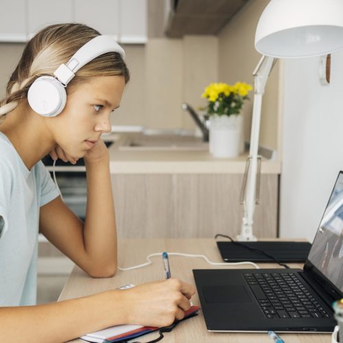 portrait-girl-paying-attention-online-class